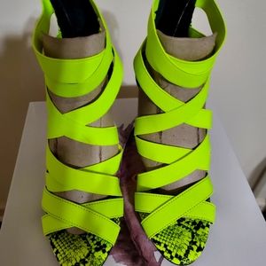 JESSICA SIMPSON  NEON YELLOW STRAPPY SANDLE.
